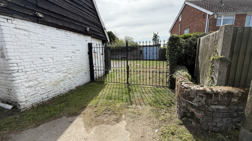 Lot: 130 - SUBSTANTIAL PERIOD PROPERTY WITH MULTIPLE BUILDINGS REQUIRING REFURBISHMENT - External image of access gates to parking and The Forge building